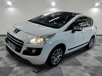 la photo d'une voiture blanche garée dans un garage