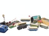 de nombreux petits trains miniatures posés sur une surface blanche