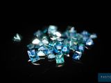 de très jolis diamants bleus sur un fond noir