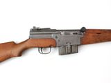 gros plan d'un fusil sur une surface blanche