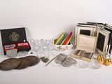 un grand nombre d'objets posés sur une table