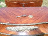 une table en bois sur laquelle est posée une poignée en métal