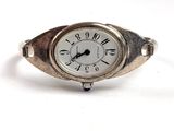 une image d'un gros plan d'une montre-bracelet sur une surface blanche