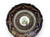 une image représentant une assiette décorative sur laquelle figure le portrait d'une femme
