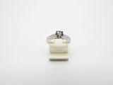 une bague en or blanc avec un diamant serti au centre
