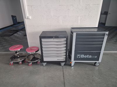 three different types of tools are sitting next to each other on the floor
