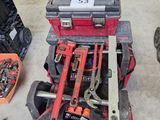 de nombreux outils qui traînent par terre dans le garage