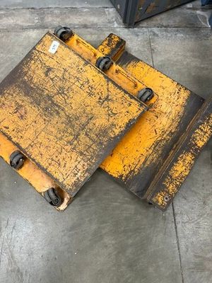 deux bagages posés l'un à côté de l'autre sur le sol