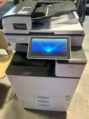 une imprimante multifonction surmontée d'une tablette