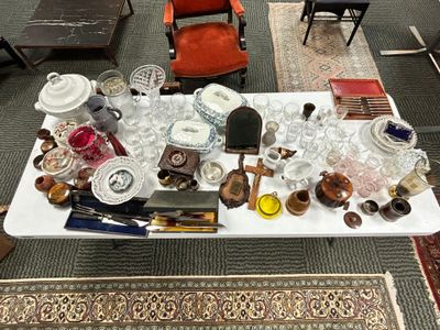 une table sur laquelle se trouvent de nombreux objets