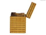 un briquet posé sur une table