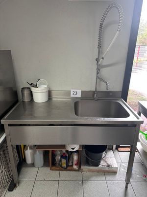 un évier en inox dans une cuisine équipée d'un robinet en métal