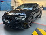 une Audi RS3 noire garée dans un garage