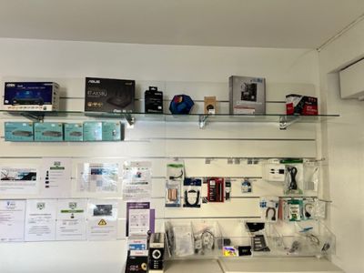 un bureau sur lequel se trouvent de nombreux appareils électroniques