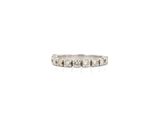 une bague en or blanc sertie de trois diamants sur fond blanc