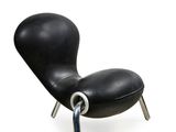 une image représentant un fauteuil en cuir noir sur fond blanc