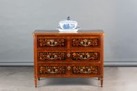 Commode en marqueterie ouvrant à quatre tiroirs sur trois ra…