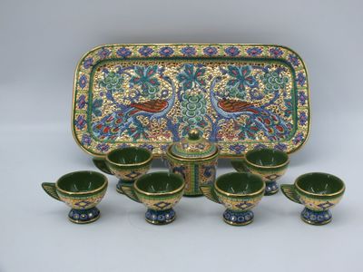 cinq tasses et un plateau orné d'un motif d'oiseau