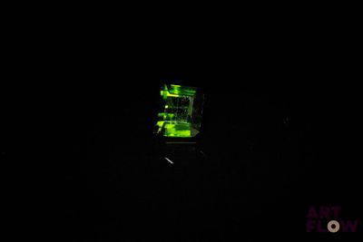 une lumière verte dans l'obscurité qui éclaire un téléphone portable