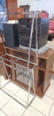 un meuble sur lequel est posé un micro-ondes, dans une pièce