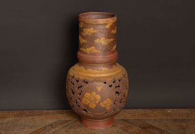 un vase posé sur une table en bois