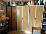 une pièce dans laquelle se trouvent une bibliothèque et une chaise
