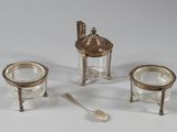 trois petits récipients en verre avec des cuillères et un repose-cuillère posés sur une table