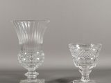 deux vases en verre transparent posés l'un à côté de l'autre sur une table
