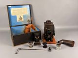 une boîte contenant un appareil photo et d'autres objets
