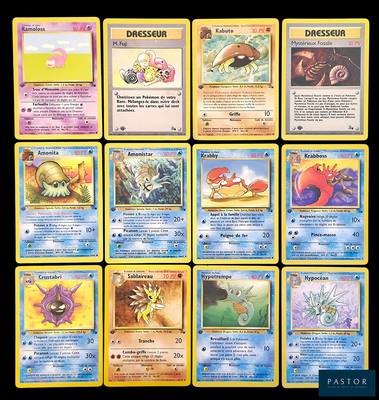Plusieurs cartes Pokémon sont disposées sur une surface noire