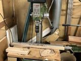 une machine posée sur une table dans une pièce