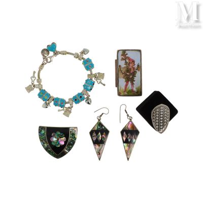 une photo d'une collection de bijoux sur fond blanc