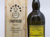 une image d'une bouteille de vin à côté d'une caisse en bois