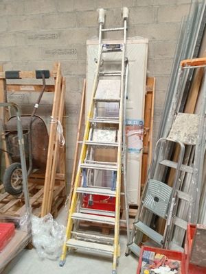 une échelle adossée au mur d'une pièce