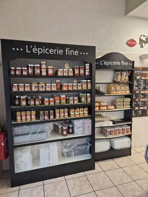 un grand étalage de produits alimentaires dans un magasin vide