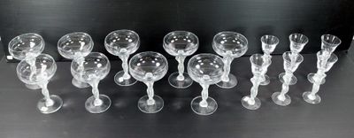 un grand nombre de verres à vin vides posés sur une table