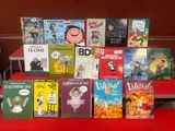 de nombreux livres pour enfants sur un banc rouge