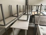 une longue rangée de pupitres au milieu d'une salle