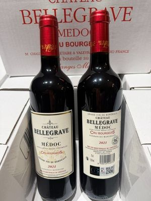 deux bouteilles de vin rouge posées dans une boîte sur une table