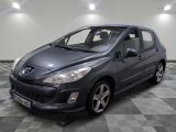 la voiture grise est garée dans le garage sur le sol en damier
