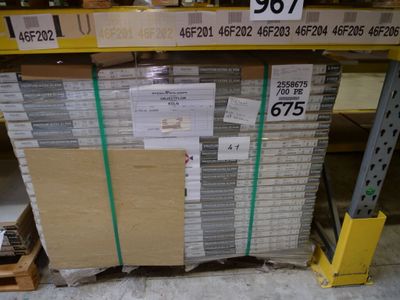 une grande pile de cartons sur l'étagère du magasin