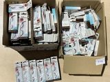 beaucoup d'objets dans une boîte posée sur une table