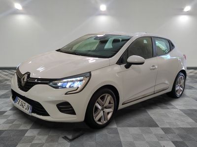 la voiture blanche est garée sur un sol en damier dans le garage
