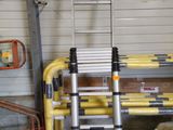deux échelles posées l'une à côté de l'autre dans un garage