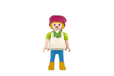 une figurine représentant une petite fille avec un chapeau rose et un t-shirt vert