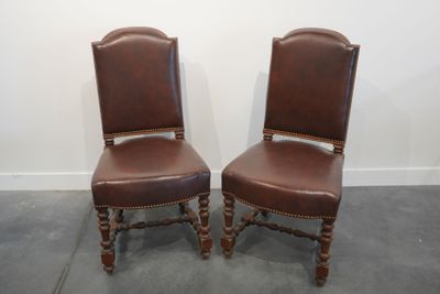 paire de chaises de salle à manger en cuir, avec dossier et pieds tournés