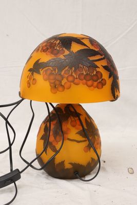une lampe avec un oiseau sur un support