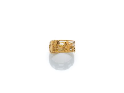 gros plan d'une bague en or sur une surface blanche