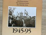 une image représentant un livre sur lequel figure une photo d'un groupe de personnes