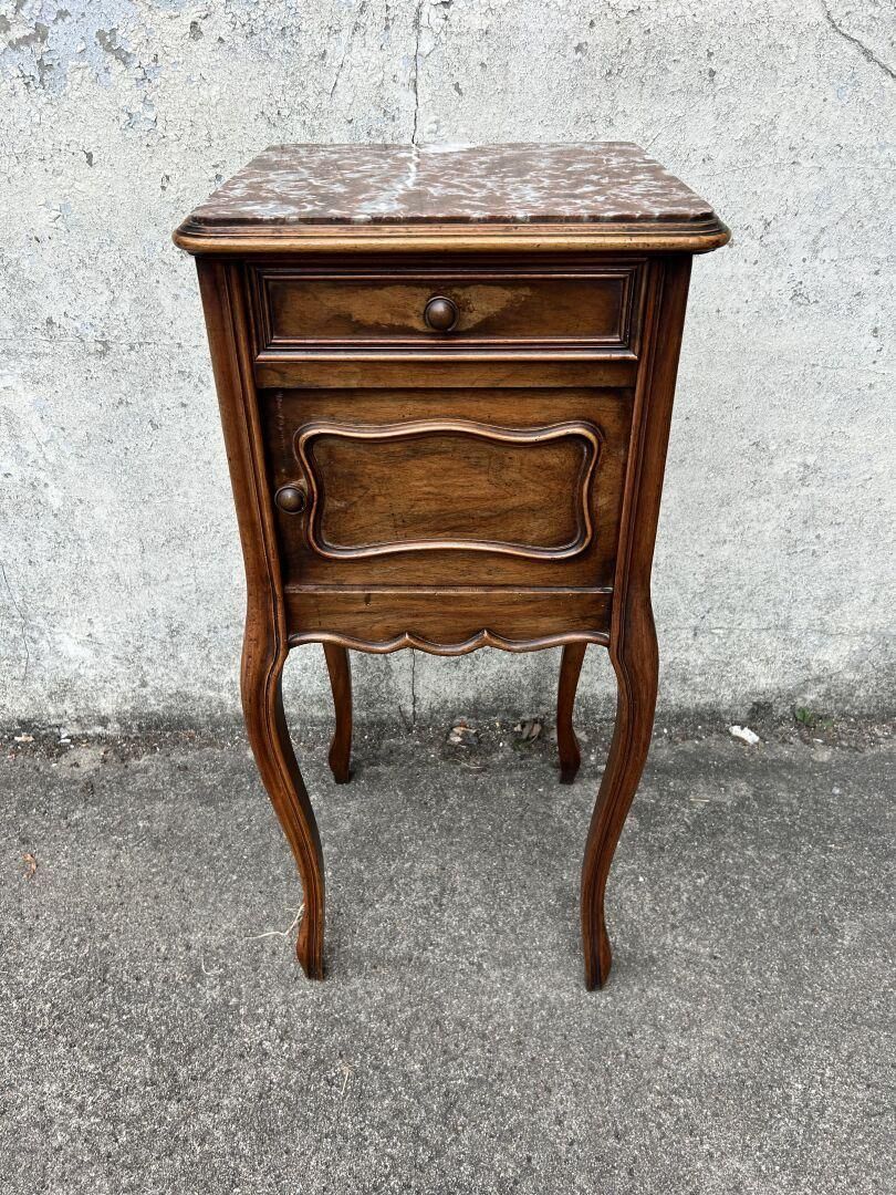 Table de chevet dessus marbre en noyer et plaquage de noyer,…